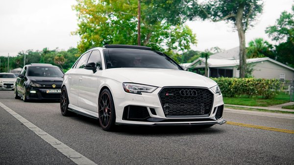 Scopri i trucchi per una perfetta visibilità dei fari dell'auto durante forti piogge